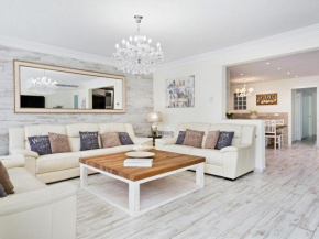 Sitges Spaces Mediterranean Apartments 4 bedroom, 4 bathroom, Huge Terrace, Jacuzzi- Sleeps 9